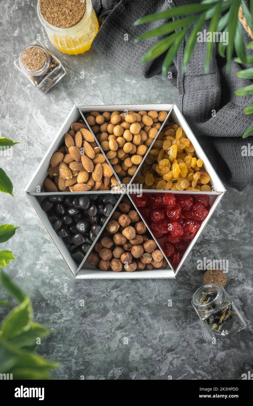 Ein Satz Nüsse. Ein gesunder Snack. Erdnüsse, Pistazien, Walnüsse, Macadamia, Rosinen Stockfoto