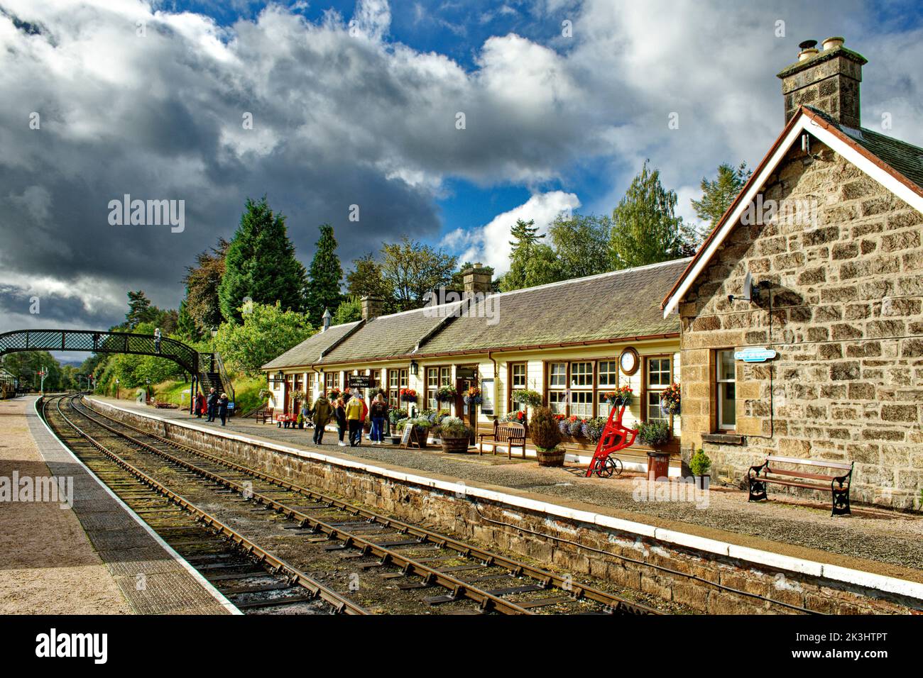 STRATHSPEY DAMPFEISENBAHN AVIEMORE SCHOTTLAND BOOT VON GARTEN BAHNSTEIG MIT PASSAGIEREN IM SPÄTSOMMER Stockfoto