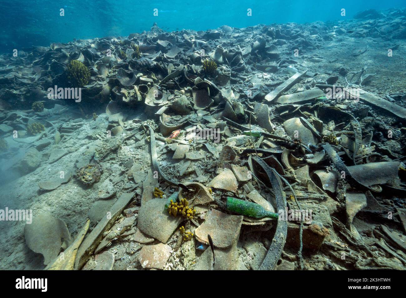 Unterwasser-Säuberung von ausgedehnten Garbages über dem alten Schiffswrack Bozburun Marmaris Türkei. Stockfoto