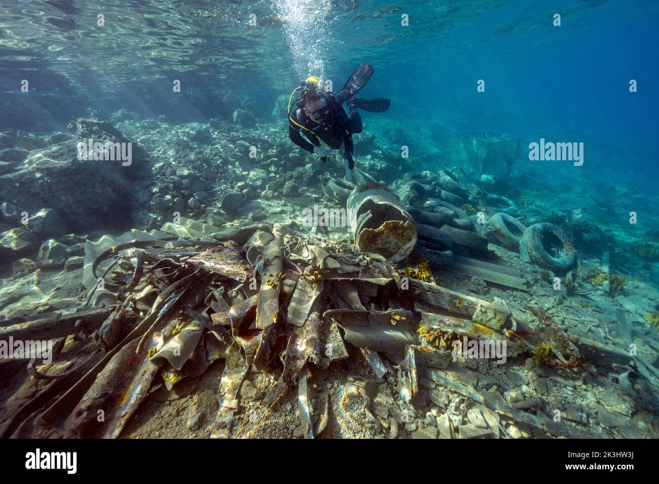 Unterwasser-Säuberung von ausgedehnten Garbages über dem alten Schiffswrack Bozburun Marmaris Türkei. Stockfoto