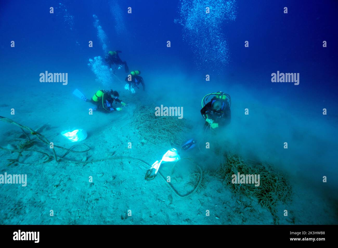 Aufreinigung von ausrangierten Netzen aus dem Meeresgrund, Meeresschutzgebiet Bozburun, Marmaris Türkei. Stockfoto