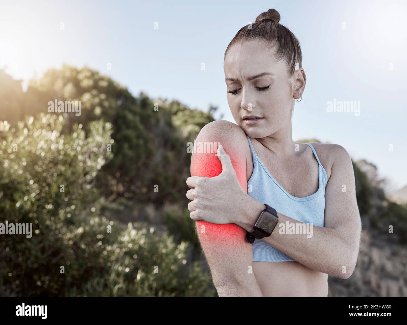 Frau, Fitness- und Armverletzungen, Muskelverspannungen oder Gelenkentzündungen, die schmerzhafte Bereiche in der Natur halten. Verletzte fit weiblich in Schmerzen aus dem Training, Training Stockfoto