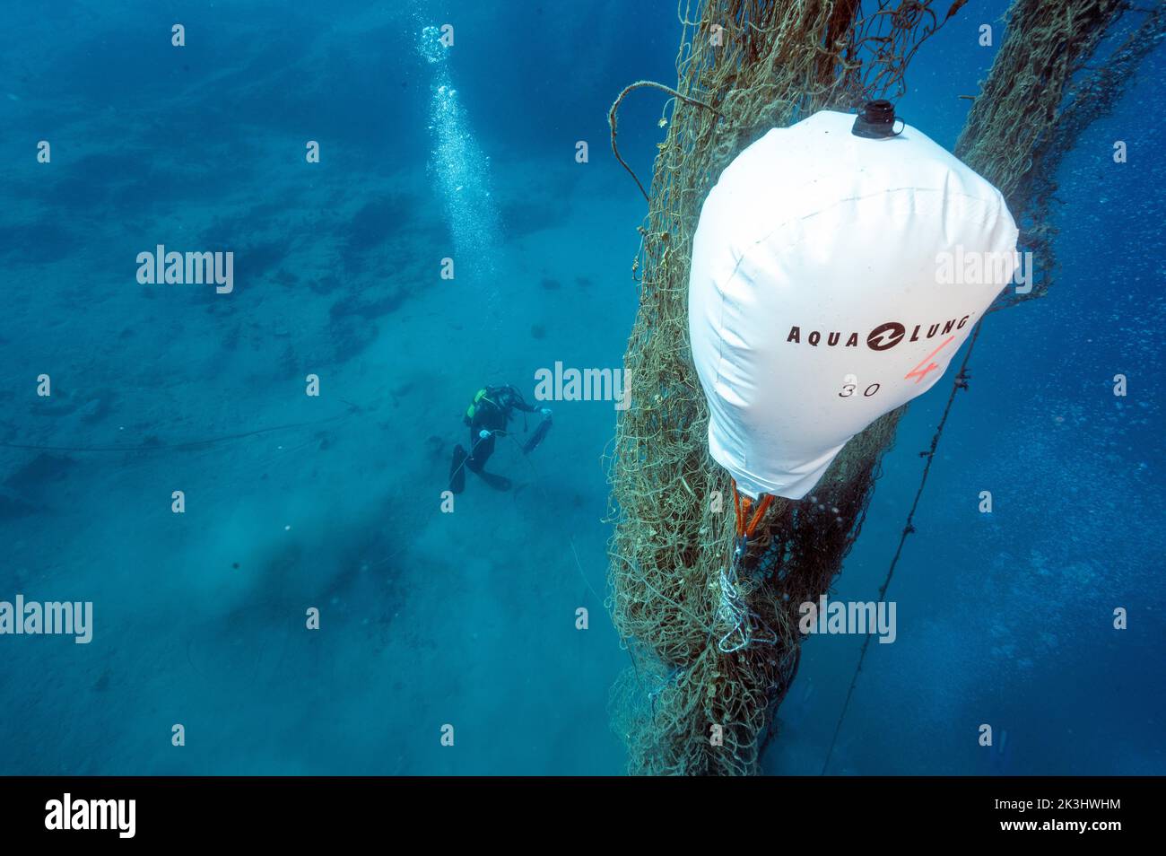 Aufreinigung von ausrangierten Netzen aus dem Meeresgrund, Meeresschutzgebiet Bozburun, Marmaris Türkei. Stockfoto