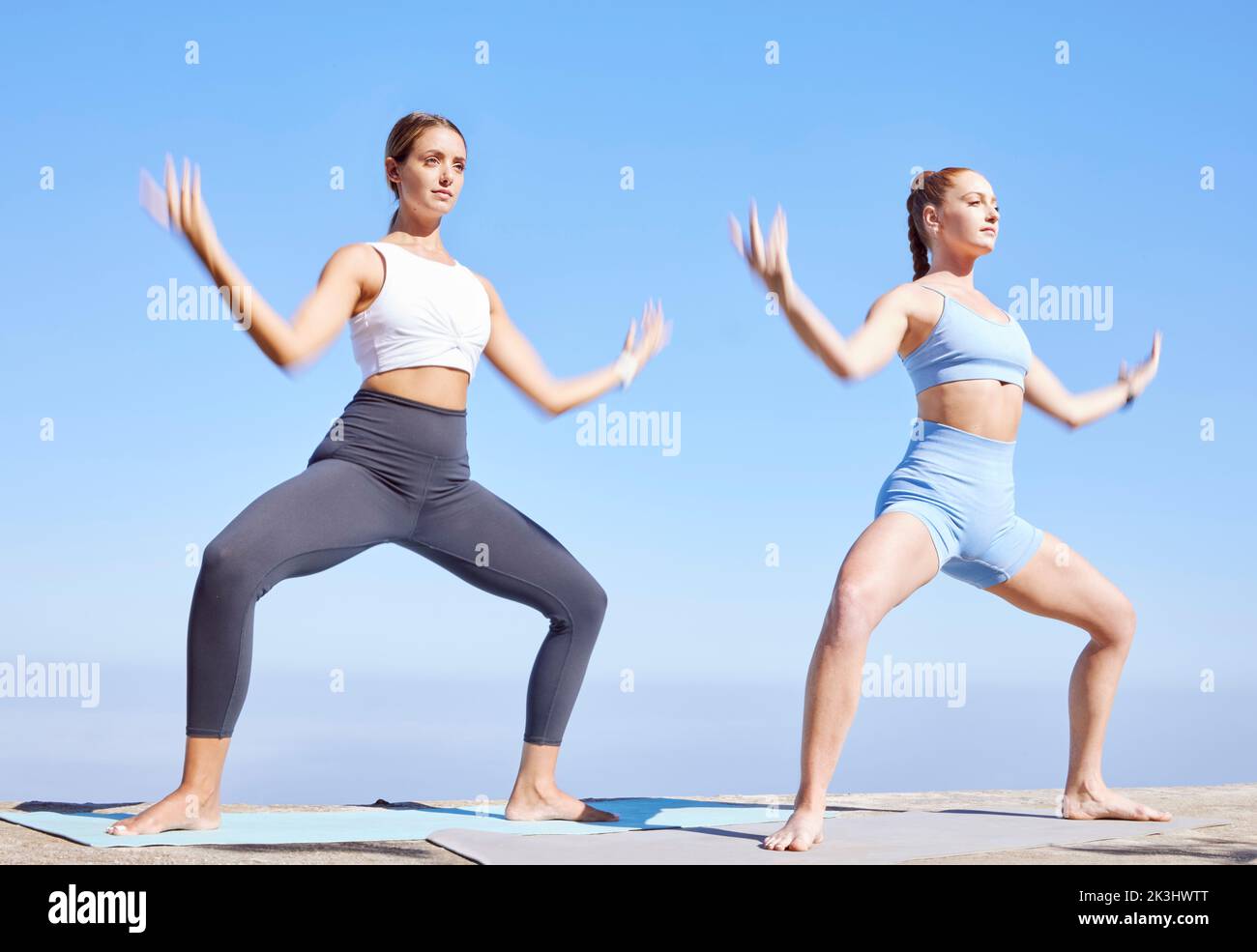 Yoga-Frauen, Göttin Pose und Outdoor-Training für Balance, Zen-Energie und Wellness. Ruhiger, gesunder Lebensstil und spirituelle Freunde pilates Bewegung Stockfoto