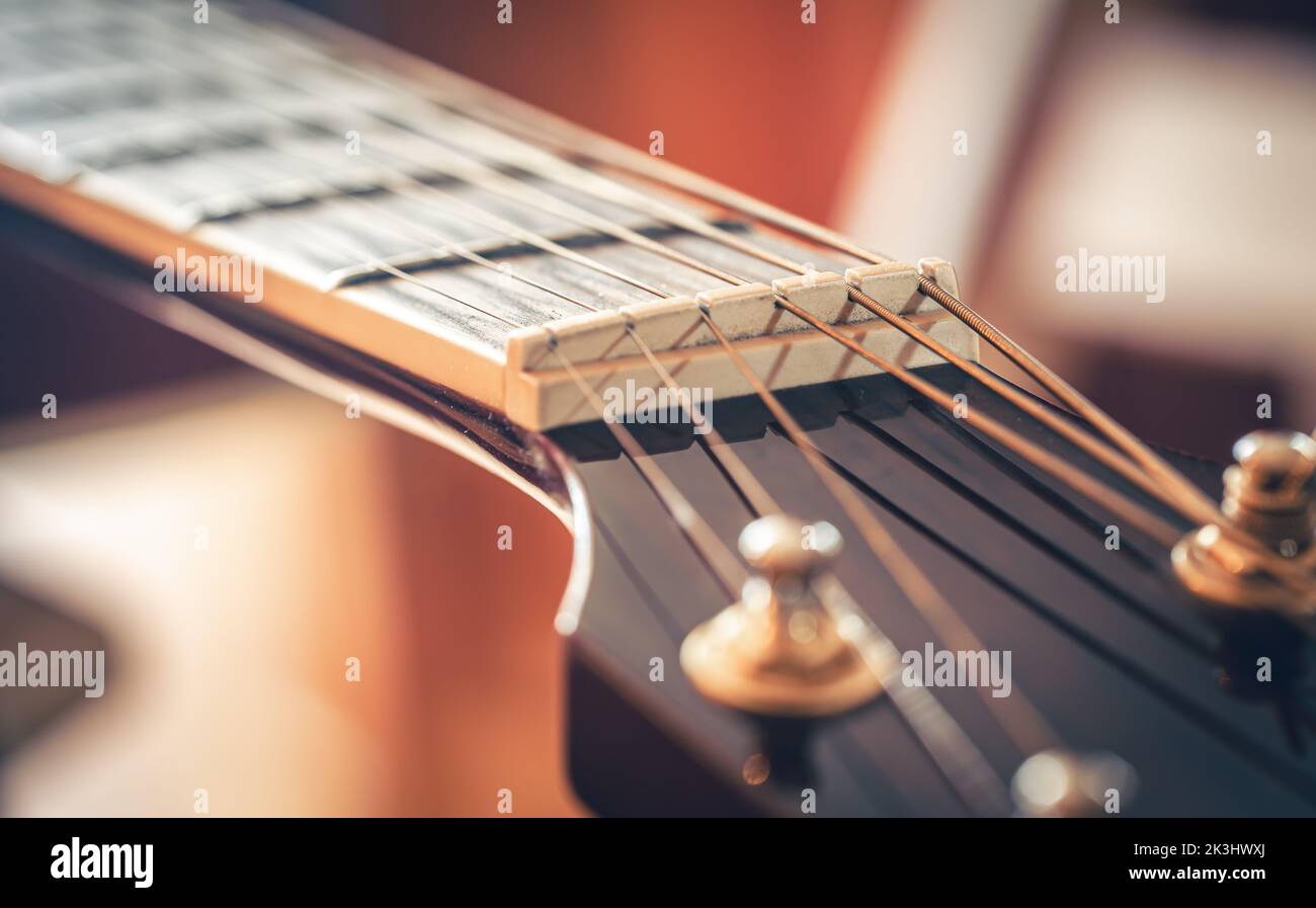 Nahaufnahme, Teil einer akustischen Gitarre, Makrodetails. Stockfoto