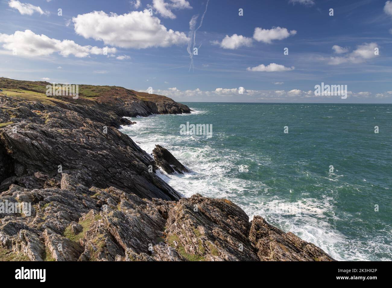 Klippen in Bull Bay an der Küste von Anglesey, Nordwales Stockfoto