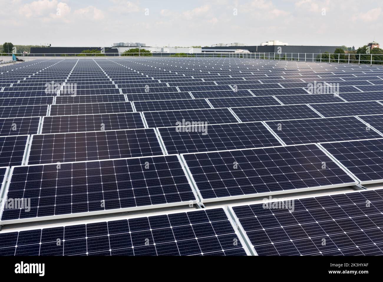 Solar-PV-Paneele auf einem Industriedach in den Niederlanden Stockfoto