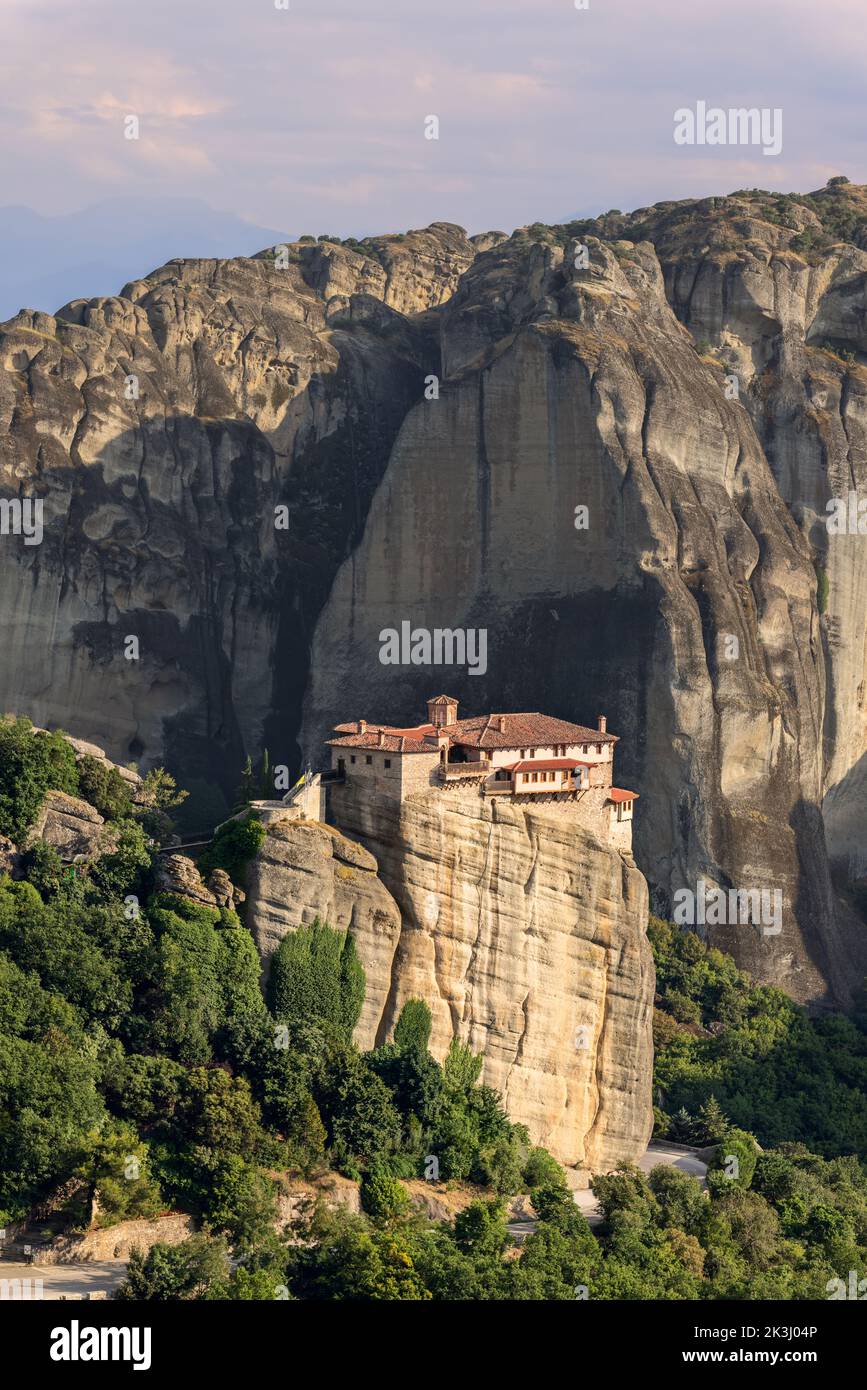 Ein wunderschöner und seltener Moment, in dem die Abendsonne das antike Rousanou Kloster erleuchtet und die Berge gemalt, die 60 Millionen Jahre alt sind Stockfoto