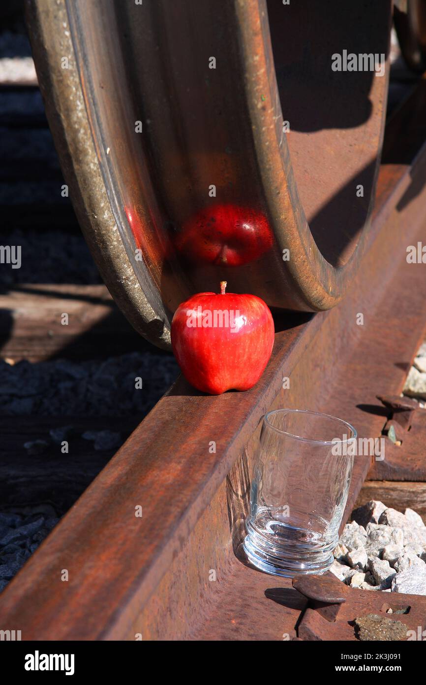 Eine humorvolle Theorie zur Herstellung von Apfelsaft. Stockfoto