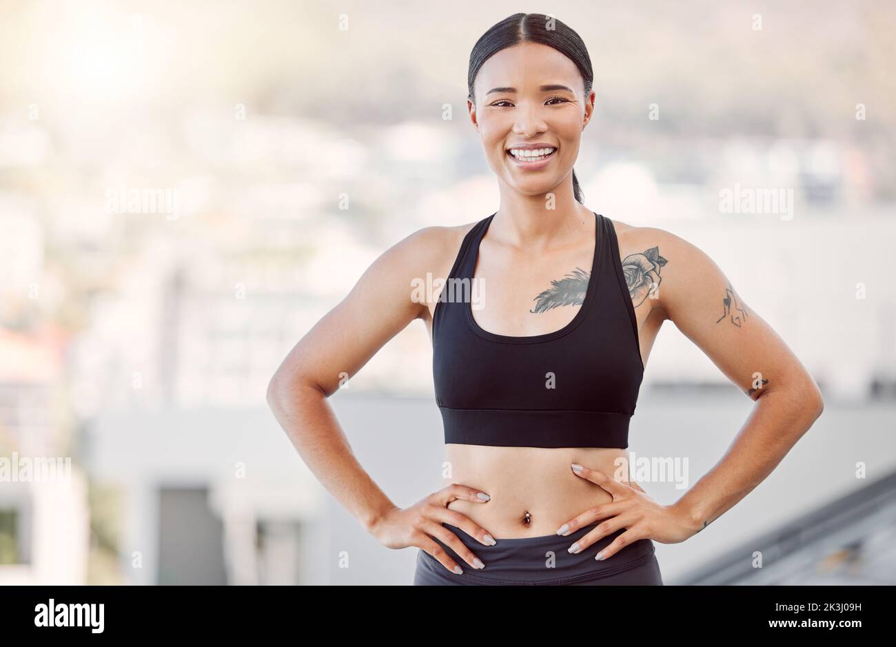 Portrait einer schwarzen Sportlerin, mit einem gesunden Körper und einem Lächeln nach dem Trainingserfolg. Arbeiten mit Leidenschaft, Motivation und Energie ist Stockfoto