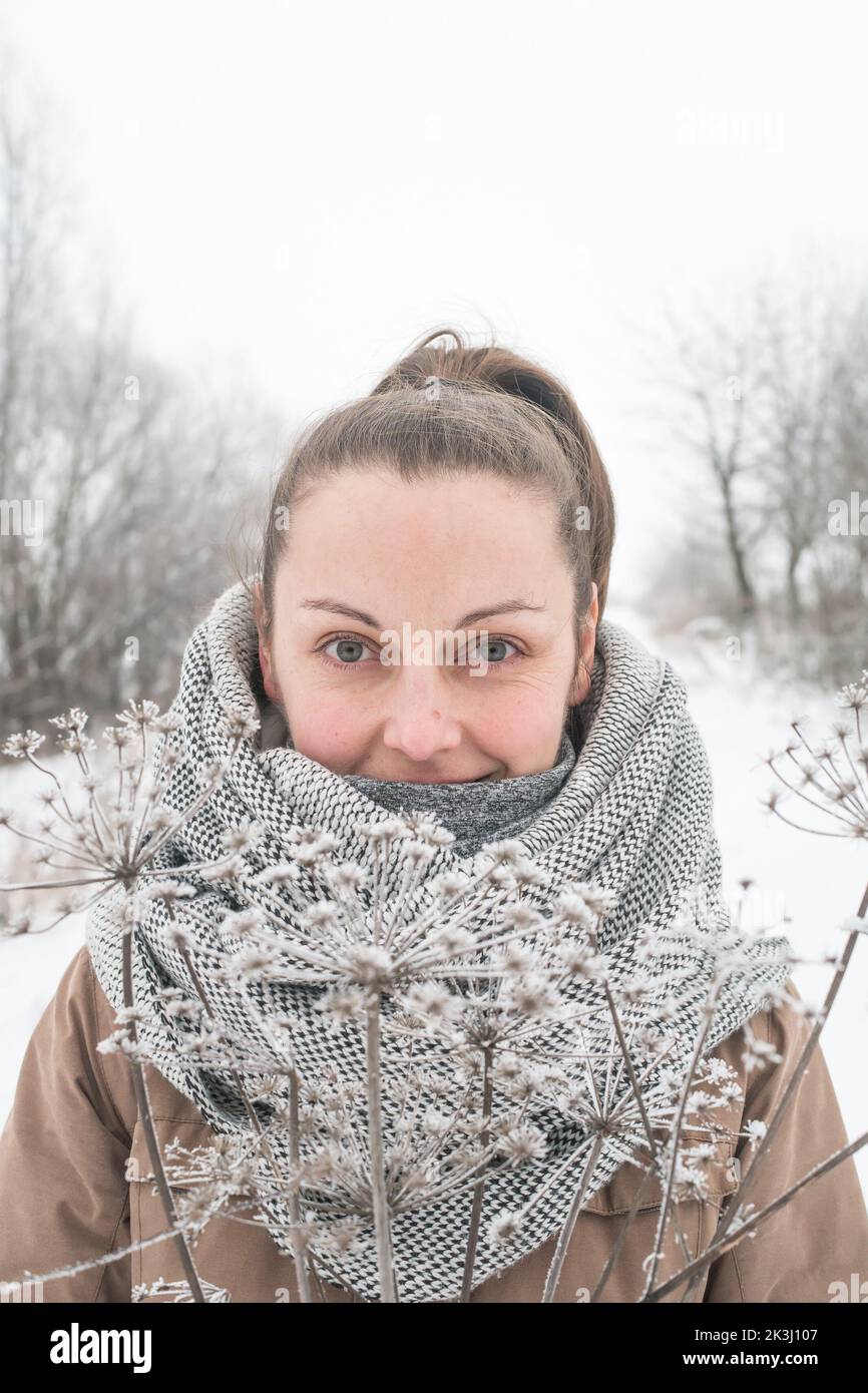 Porträt einer dreißig Jahre alten Frau ohne Make-up und Retusche. Natürliche Schönheit der weißen kaukasischen Mädchen im mittleren Alter. Winterland als Hintergrund. Stockfoto