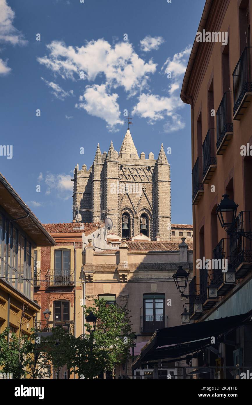 Blick auf den Turm der Kathedrale von der alten Straße in der Altstadt in Avila, Spanien Stockfoto