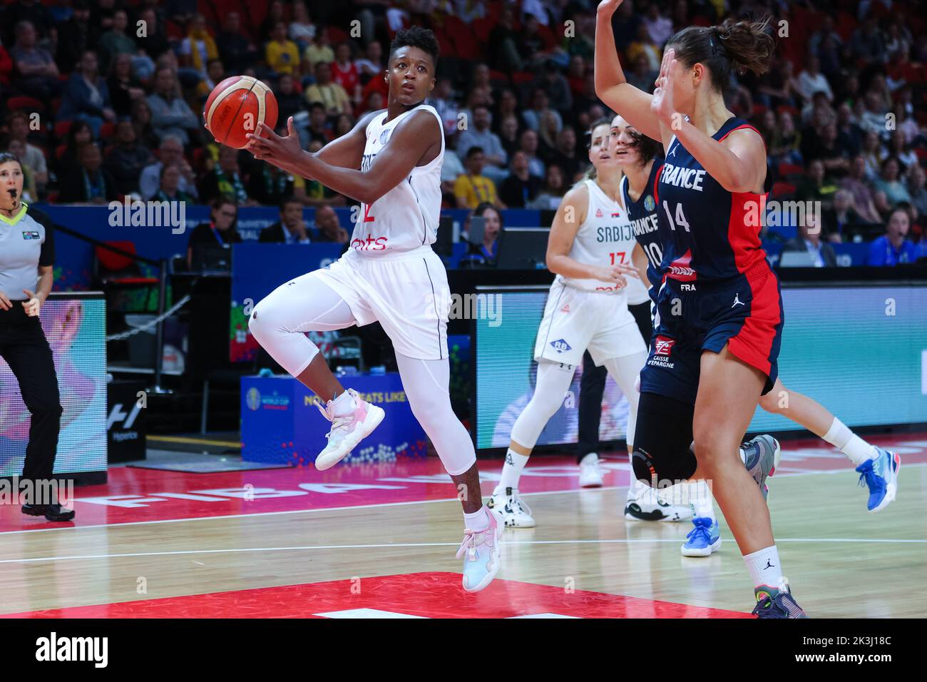 Sydney, Australien, 27. September 2022. Yvonne Anderson aus Serbien wird am 27. September 2022 im Sydney Super Dome in Sydney, Australien, beim FIBA Frauen-Basketball-Weltcup-Spiel zwischen Serbien und Frankreich vorbeikommen. Quelle: Pete Dovgan/Speed Media/Alamy Live News Stockfoto