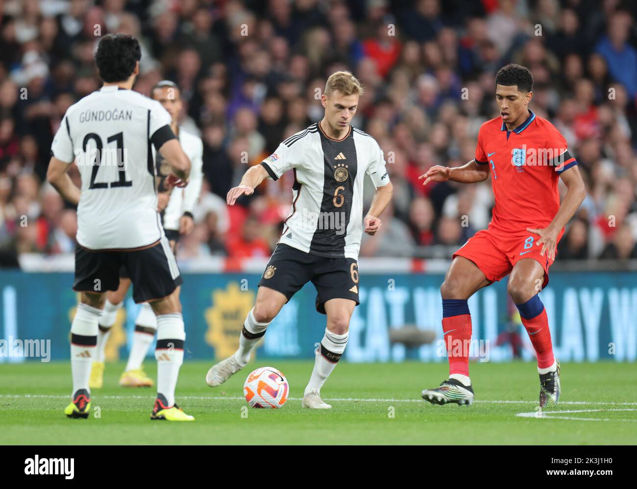 LONDON ENGLAND - SEPTEMBER 26 : L-R Joshua Kimmich (Bayern München) aus Deutschland und Jude Bellingham (Borussia Dortmund) aus England während der UEFA Nations L Stockfoto