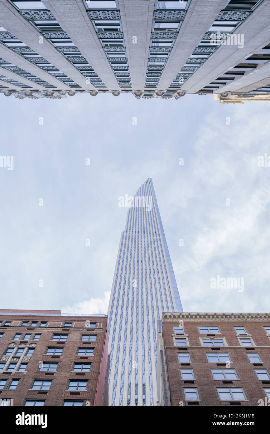 Blick auf 111 W 57 th vom Bürgersteig der 6. Avenue in New York City Stockfoto