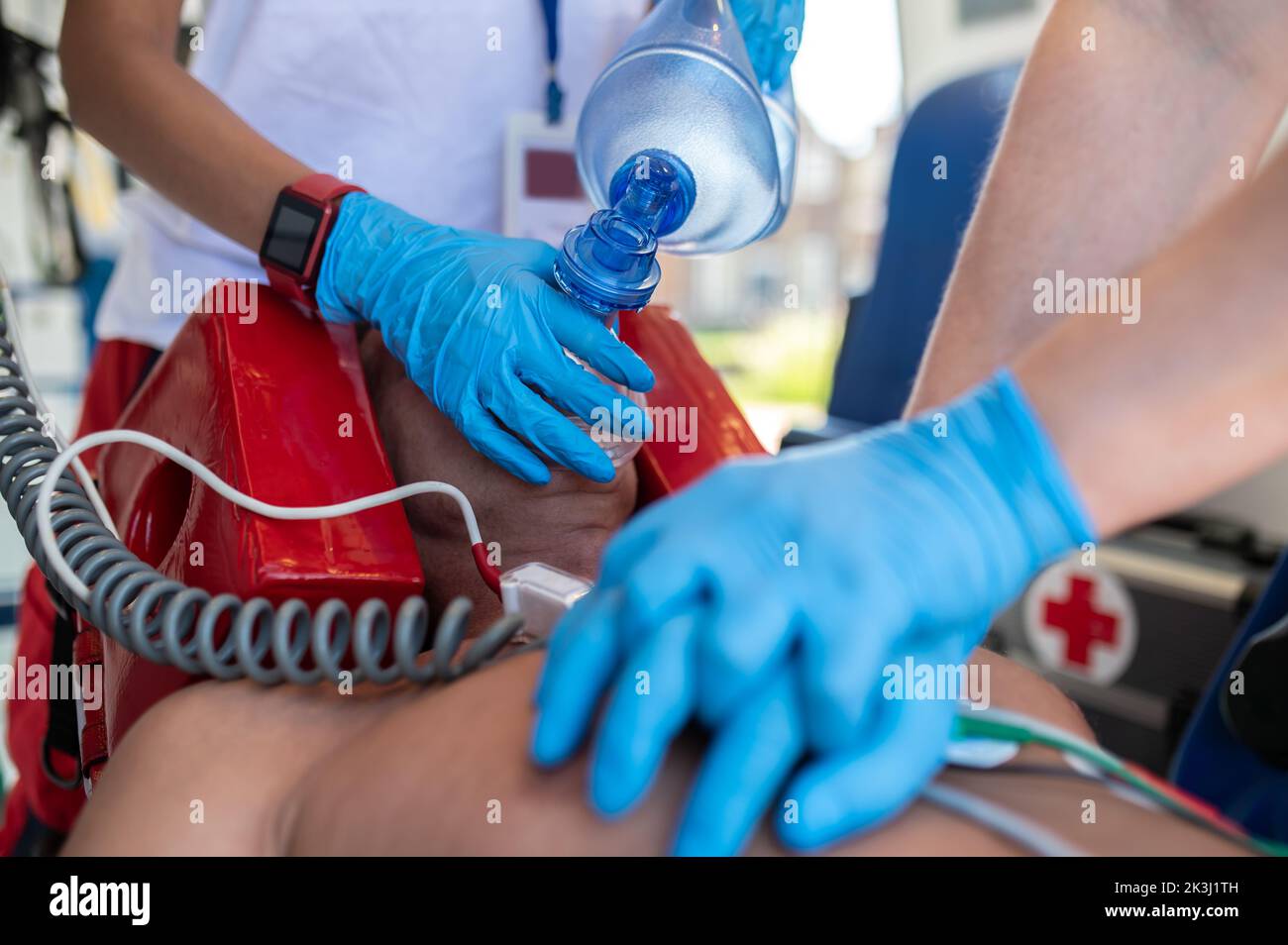 Sanitäter, die kardiopulmonale Reanimation bei einem kritischen Patienten machen Stockfoto