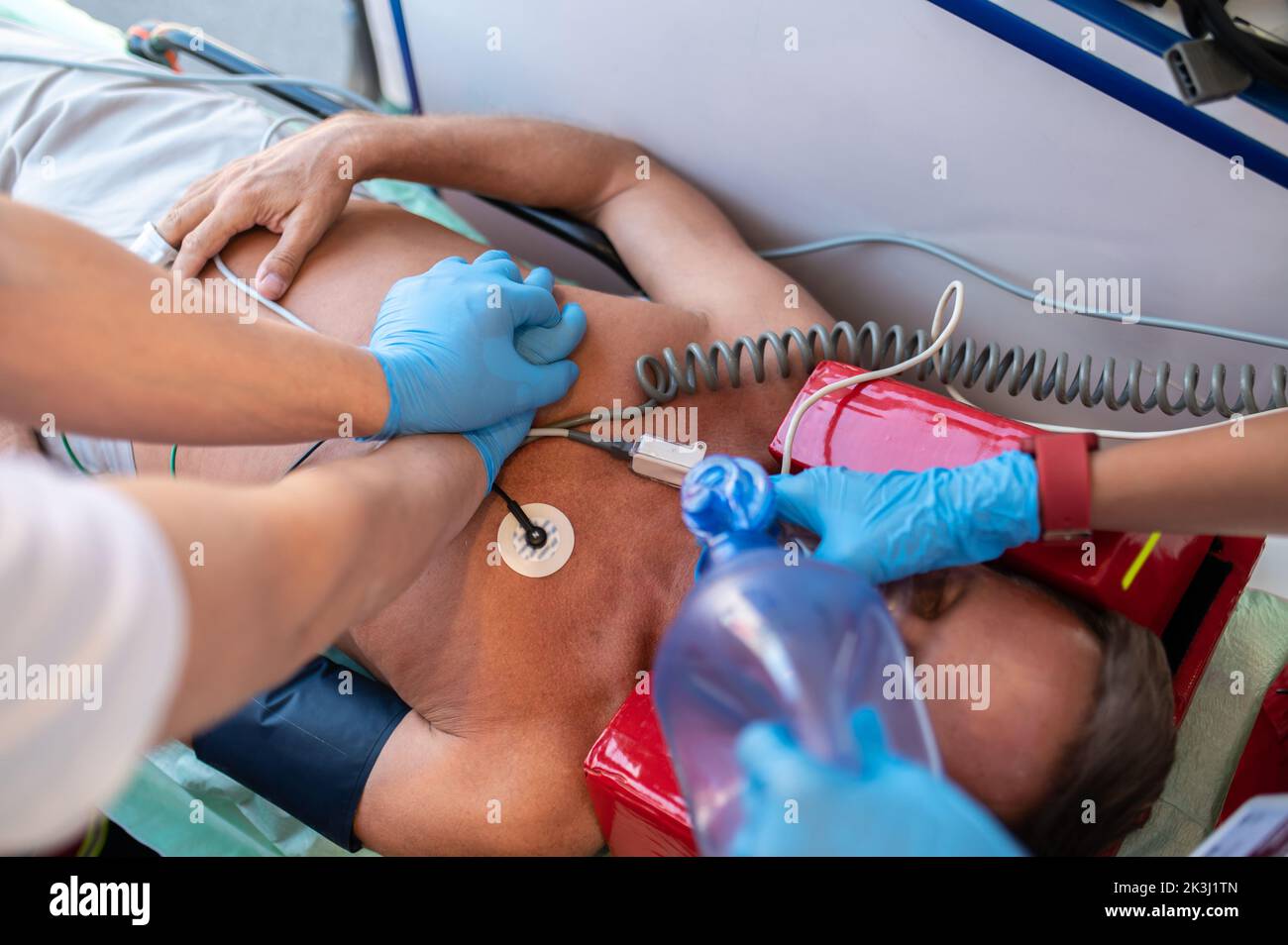 Paramedizinisches Personal, das die HLW am bewusstlosen Mann durchführt Stockfoto