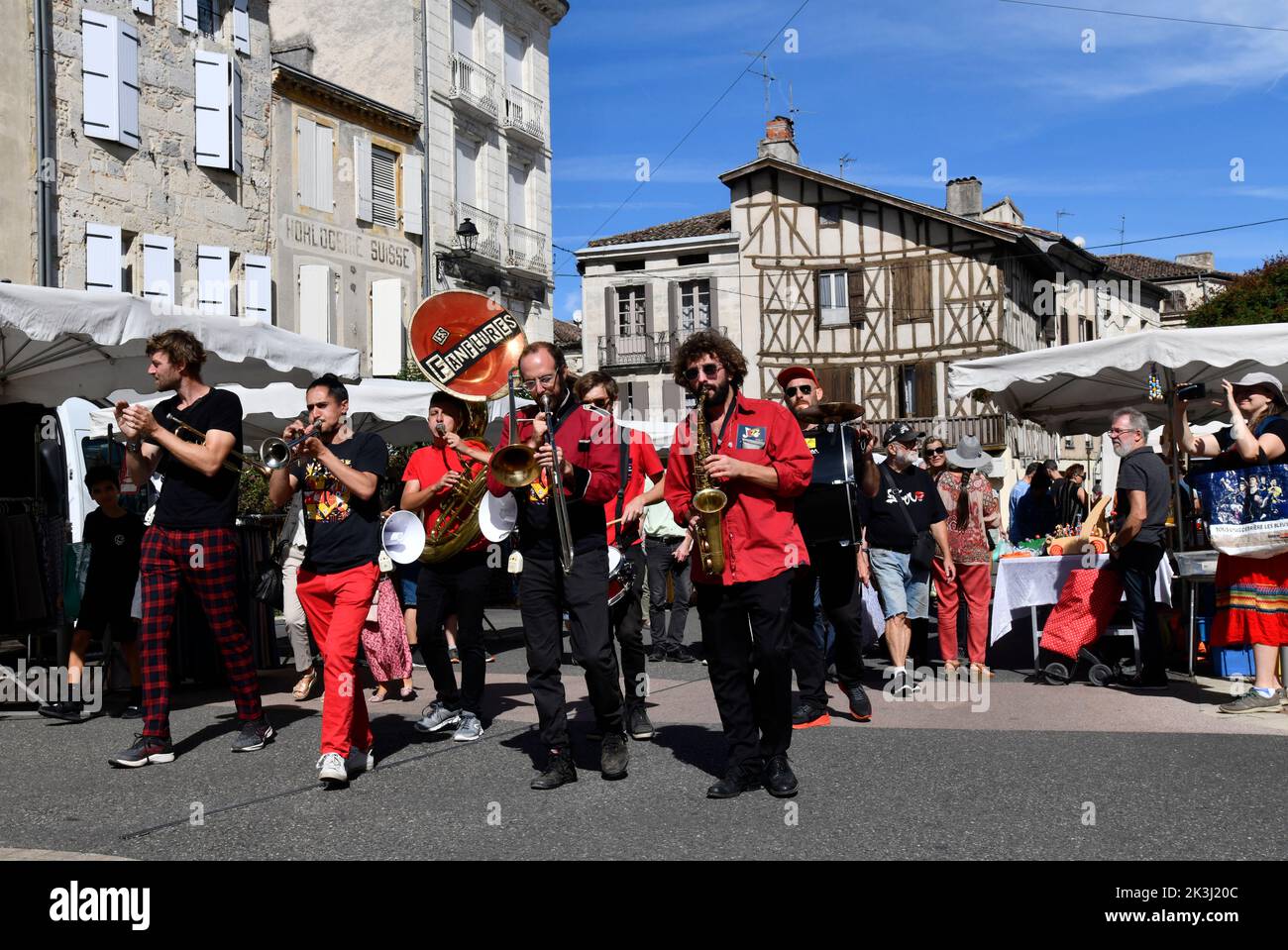 Französische Jazzband-Musiker treten auf dem Straßenmarkt in Nérac im Departement Lot-et-Garonne im Südwesten Frankreichs auf Stockfoto