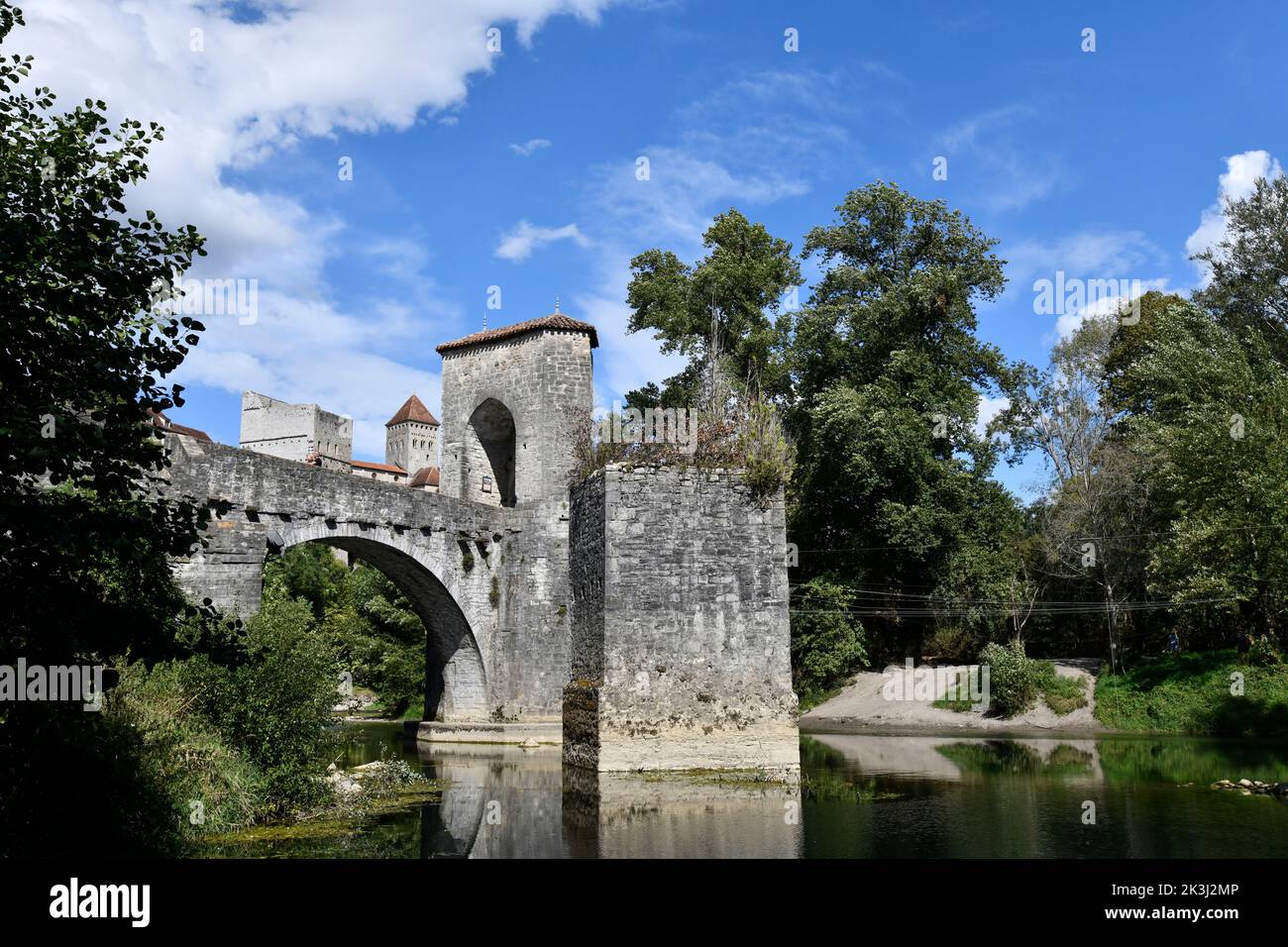 Sauce de Bearn, Pont de la Legende über das Gave d'Oloron (Camino de Santiago) Stockfoto