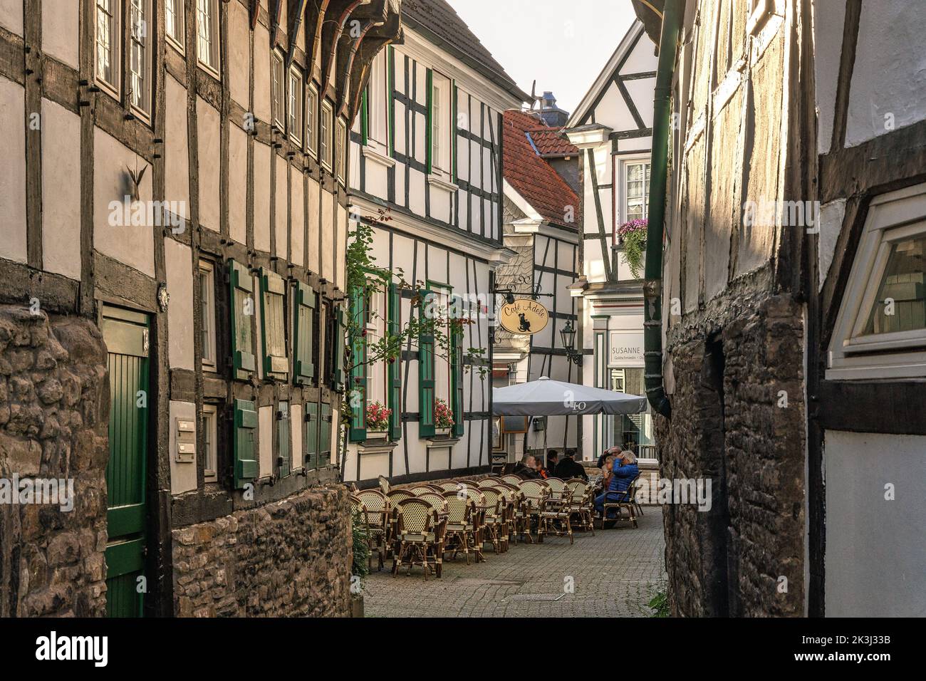 HATTINGEN, DEUTSCHLAND - 25.. September 2022: Straßen der Altstadt Hattingen, historisches Viertel mit traditioneller deutscher Architektur Stockfoto
