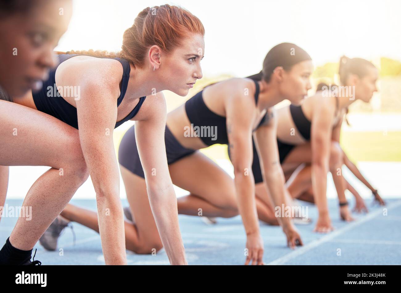 Laufwettbewerb, Sport Start und Frauen im Marathon Rennen für Fitness im Stadion, entschlossen, zu gewinnen und Kraft für Cardio-Event zusammen. Konzentriert Stockfoto