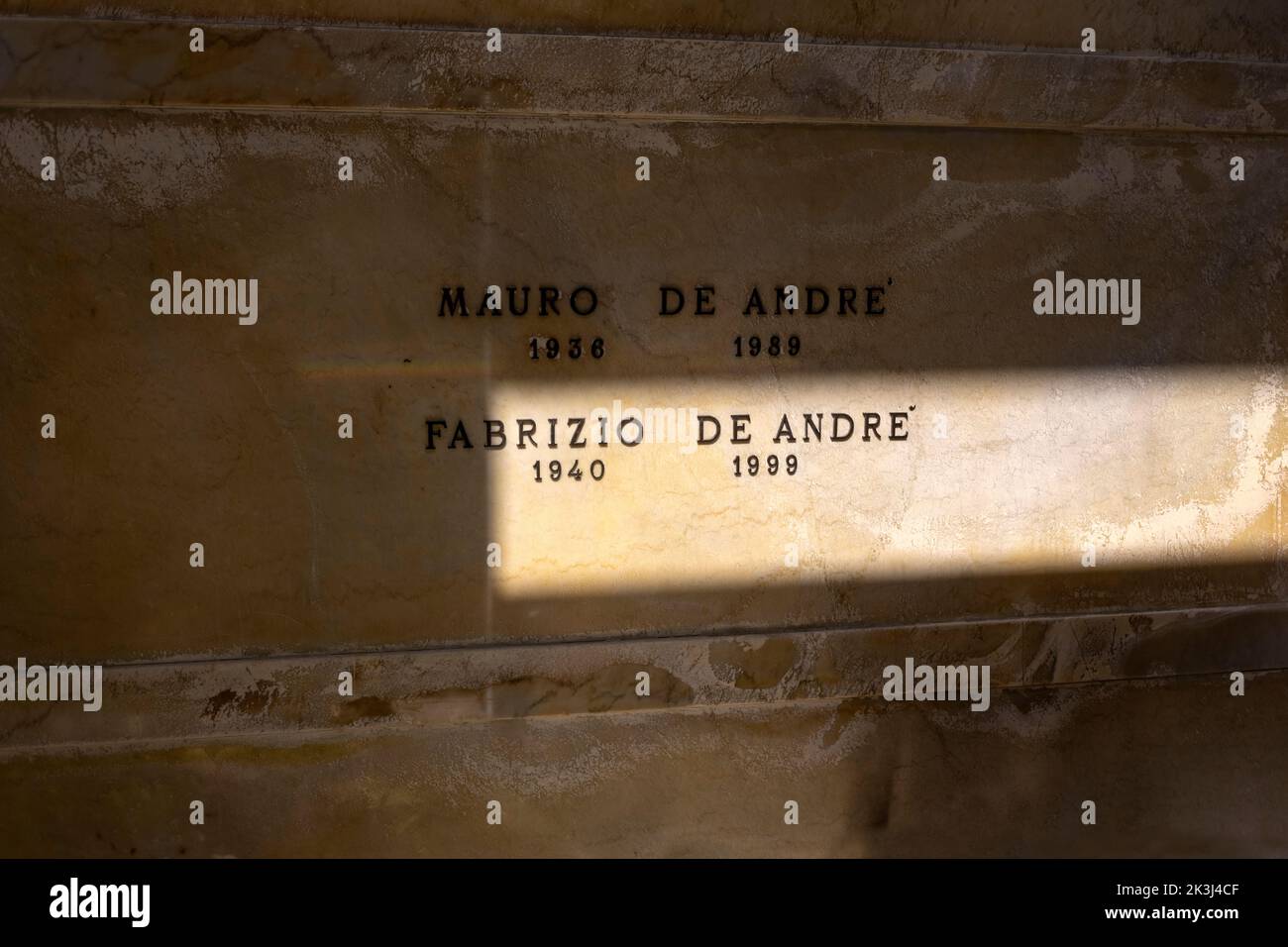 GENUA, ITALIEN, 9. MAI 2022 - das Innere des Grabes von Fabrizio De Andrè, einer der berühmtesten italienischen Liedermacher, auf dem Monumentalen Friedhof von Genua, Stockfoto