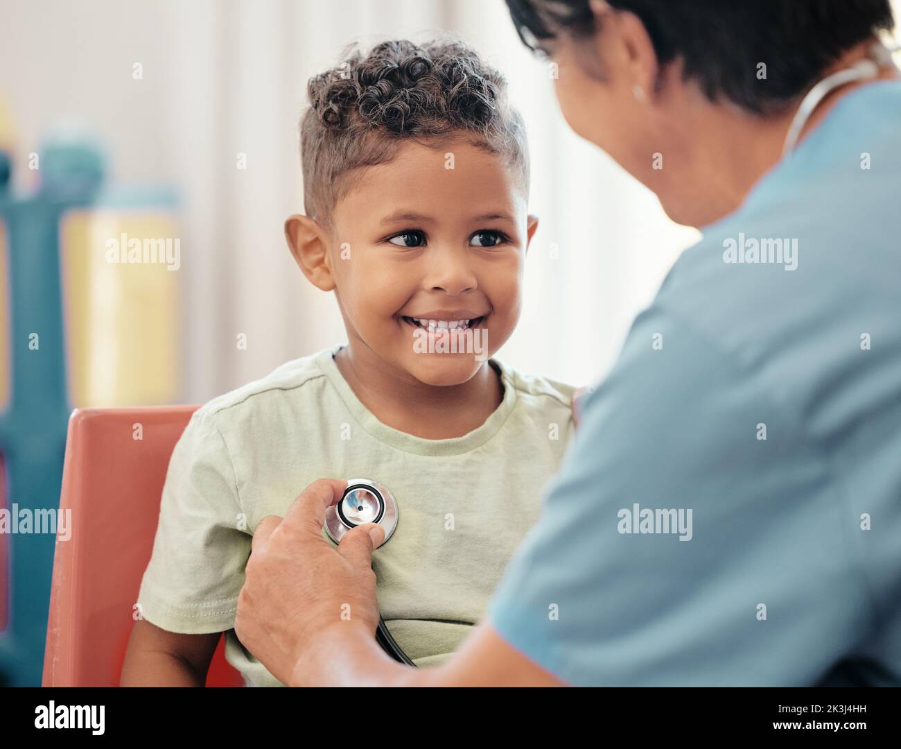 Kinder, Gesundheitsfürsorge und Stethoskop mit einem Arzt oder Kinderarzt, der dem Herzschlag eines jungen Patienten im Krankenhaus zuhört. Krankenschwester, medizinische und Stockfoto