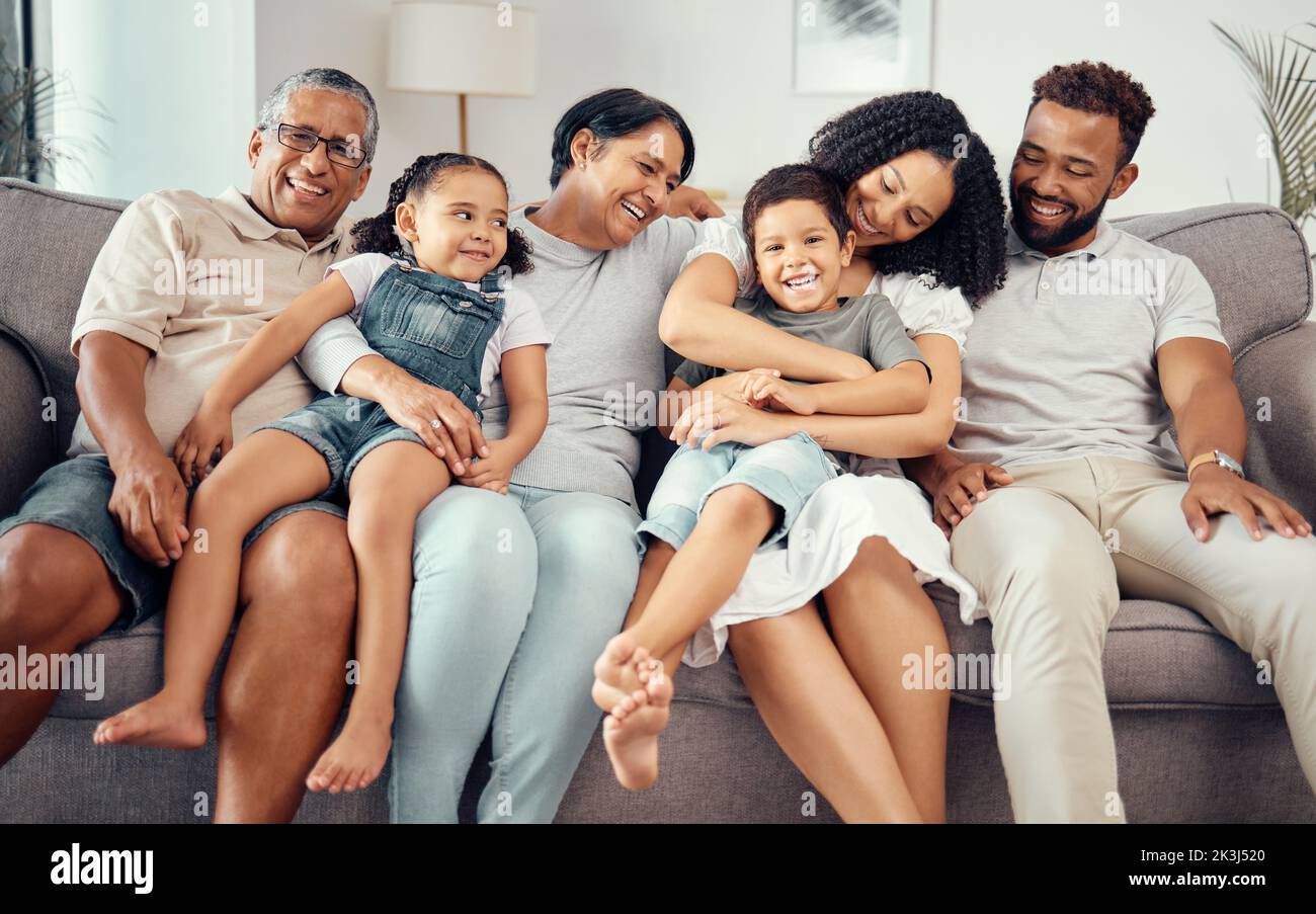 Liebe, Kinder mit Großeltern in einer großen Familie als Mutter und Vater umarmen Kinder auf dem Sofa oder Couch. Papa Mama und kleine Kinder glücklich zu genießen Stockfoto