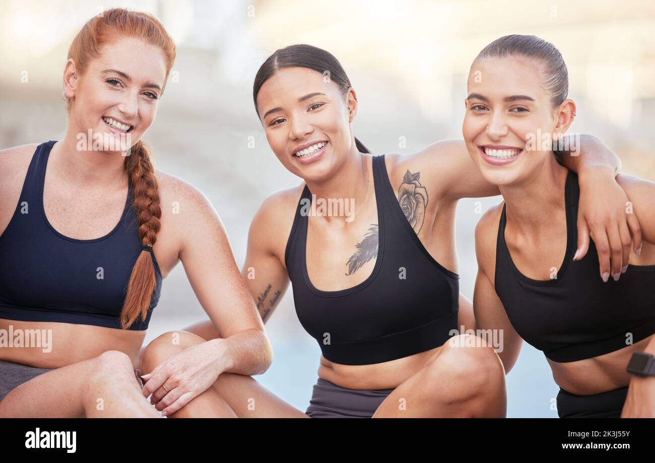 Frauen, Vielfalt und Sport, für Gesundheit, Fitness und körperliches Wohlbefinden im Freien in der Sonne. Athleten, Sportmannschaft und lächeln zusammen draußen, während Stockfoto