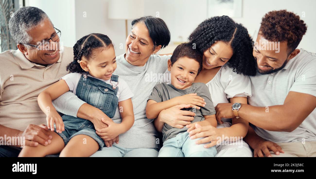 Porträt, Kinder mit Großeltern in einer großen Familie als Mutter und Vater umarmen Jungen auf dem Sofa oder Couch. Papa Mama und kleine Kinder glücklich zu genießen Stockfoto