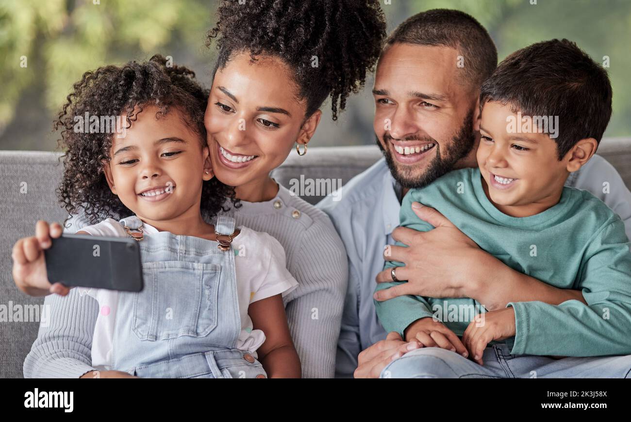 Kind mit Smartphone für Familien-Portrait-Selfie auf dem Sofa mit Mutter und Vater für Social Media oder digitale Online-Galerie. Glück, Liebe und Stockfoto