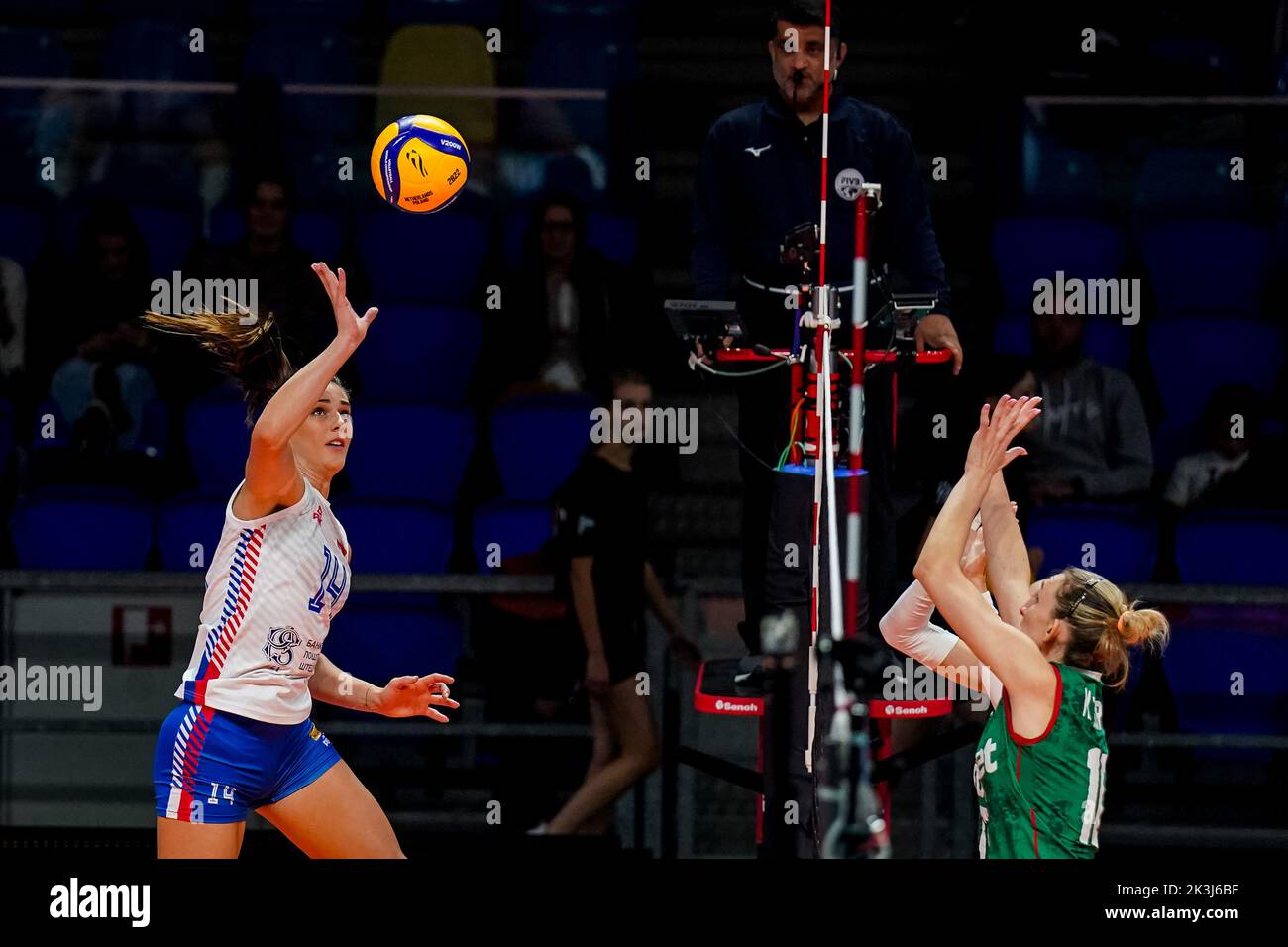 ARNHEM, NIEDERLANDE - 26. SEPTEMBER: Maja Aleksic aus Serbien kippt am 4. Tag der FIVB Volleyball Womens World Championship 2022 beim Gelredome am 26. September 2022 in Arnhem, Niederlande, den Ball während des Phase 1-Spiels zwischen Serbien und Bulgarien am Pool C (Foto: Rene Nijhuis/Orange Picics) Stockfoto