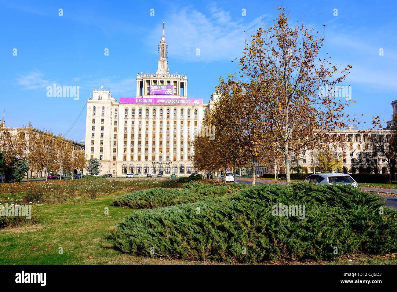 Bukarest, Rumänien - 6. November 2021: Das Hauptgebäude des Panoramas des Hauses der Freien Presse (Casa Presei Libere) im Stil der sowjetischen Sozialistin Stockfoto