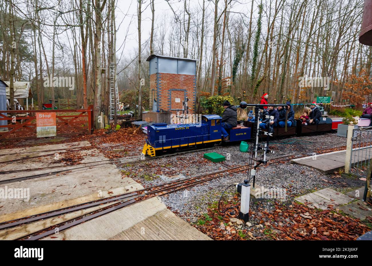 Mizens Railway, eine Miniatureisenbahn mit einer Spurweite von 7¼ Zoll in Barrs Lane, Knaphill, Woking während der jährlichen Weihnachtsfeier: Lokomotive „Santa Fe“ Stockfoto