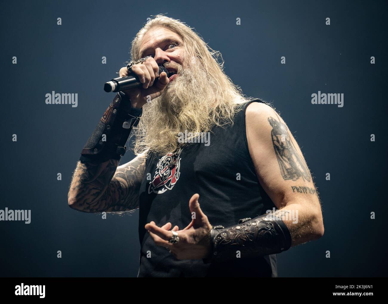 Kopenhagen, Dänemark. 26. September 2022. Die schwedische Melodic Death Metal Band Amon Amarth spielt ein Live-Konzert im Forum Black Box in Frederiksberg, Kopenhagen. Hier ist Sänger Johan Hegg live auf der Bühne zu sehen. (Foto: Gonzales Photo/Alamy Live News Stockfoto