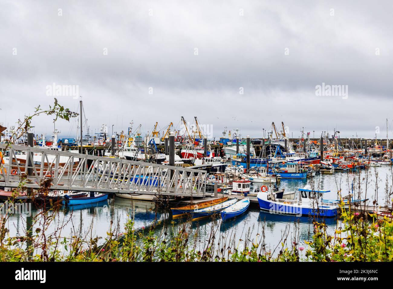 Fischerboote vertäuten im Hafen von Newlyn, einem kleinen kommerziellen Fischerdorf im West Country, an der Südküste von West Cornwall, England Stockfoto