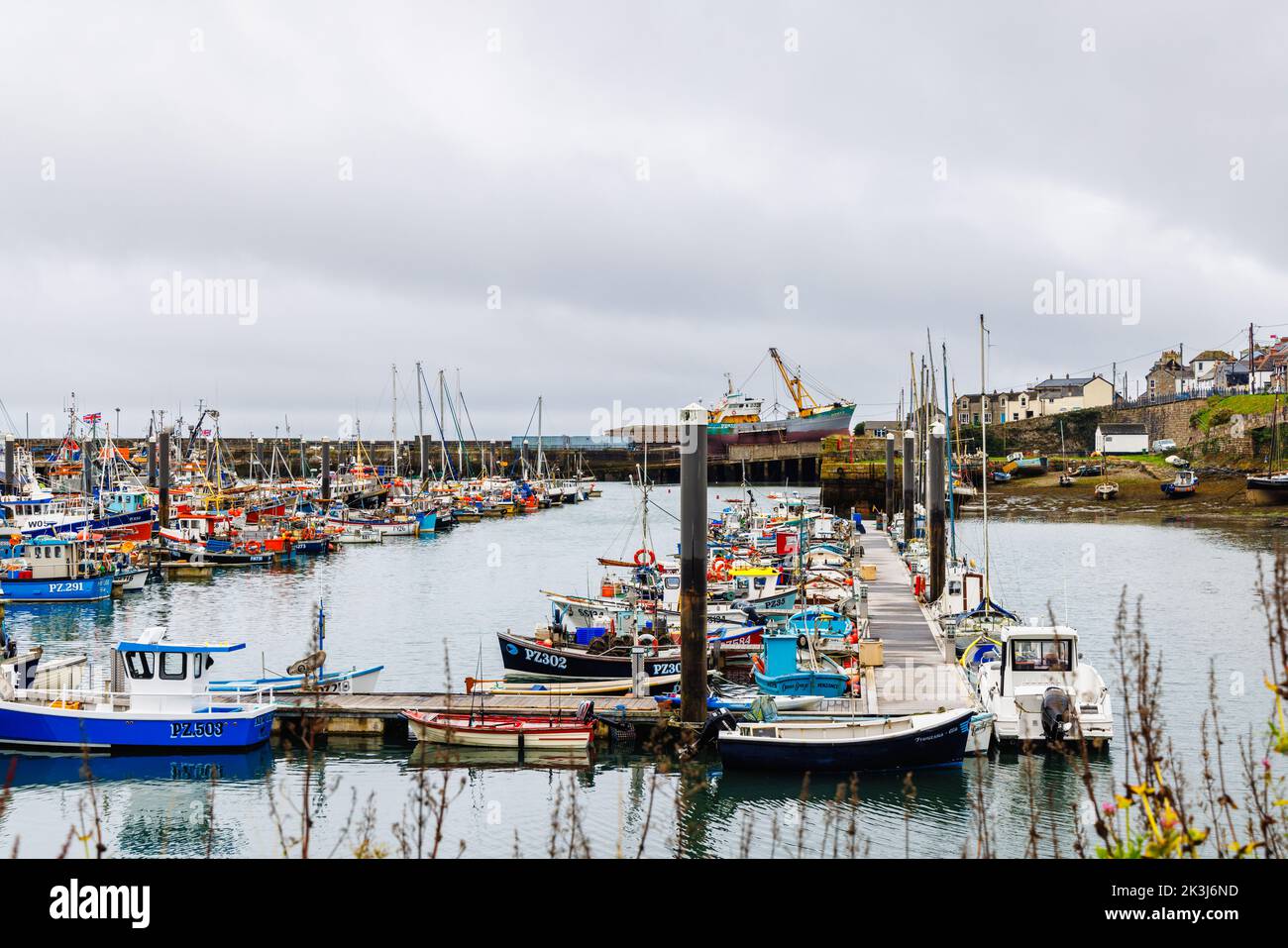 Fischerboote vertäuten im Hafen von Newlyn, einem kleinen kommerziellen Fischerdorf im West Country, an der Südküste von West Cornwall, England Stockfoto