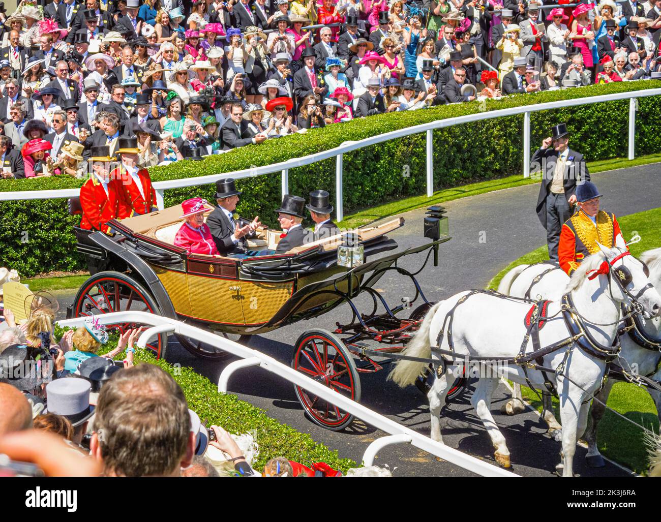 Königin Elizabeth II. Und Prinz Philip Duke von Edinburgh betreten den Parade Ring in einer Kutsche während der Royal Ascot, Ascot Racecourse, Ascot, Berks Stockfoto