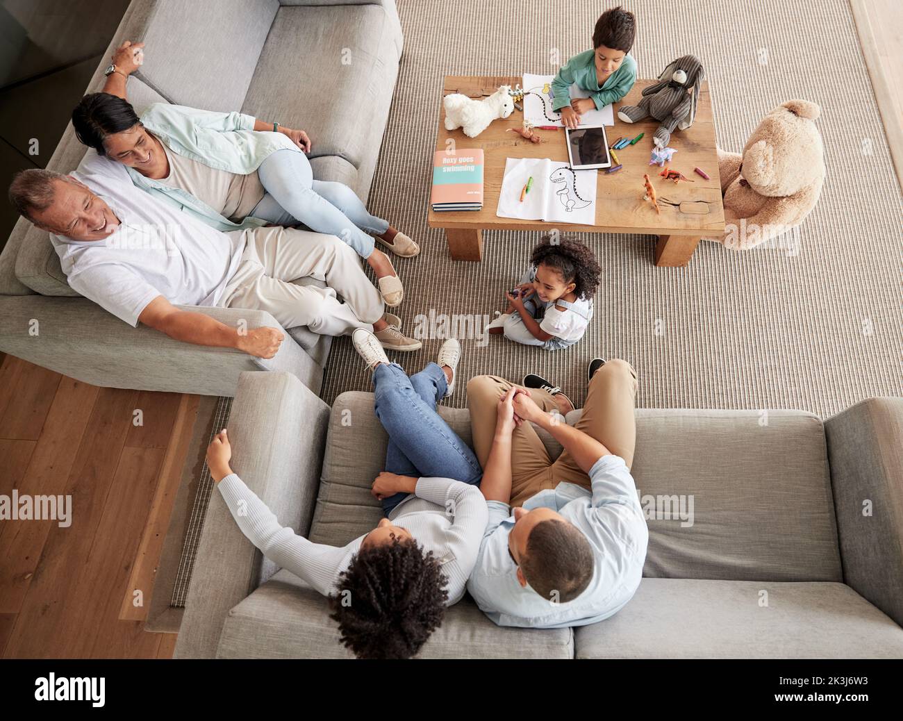 Große Familie, Gespräche und Bindungen während des Besuchs und sitzen auf dem Sofa in der Lounge mit Kindern, Eltern und Großeltern. Liebe, Glück und Gast oder Multi Stockfoto