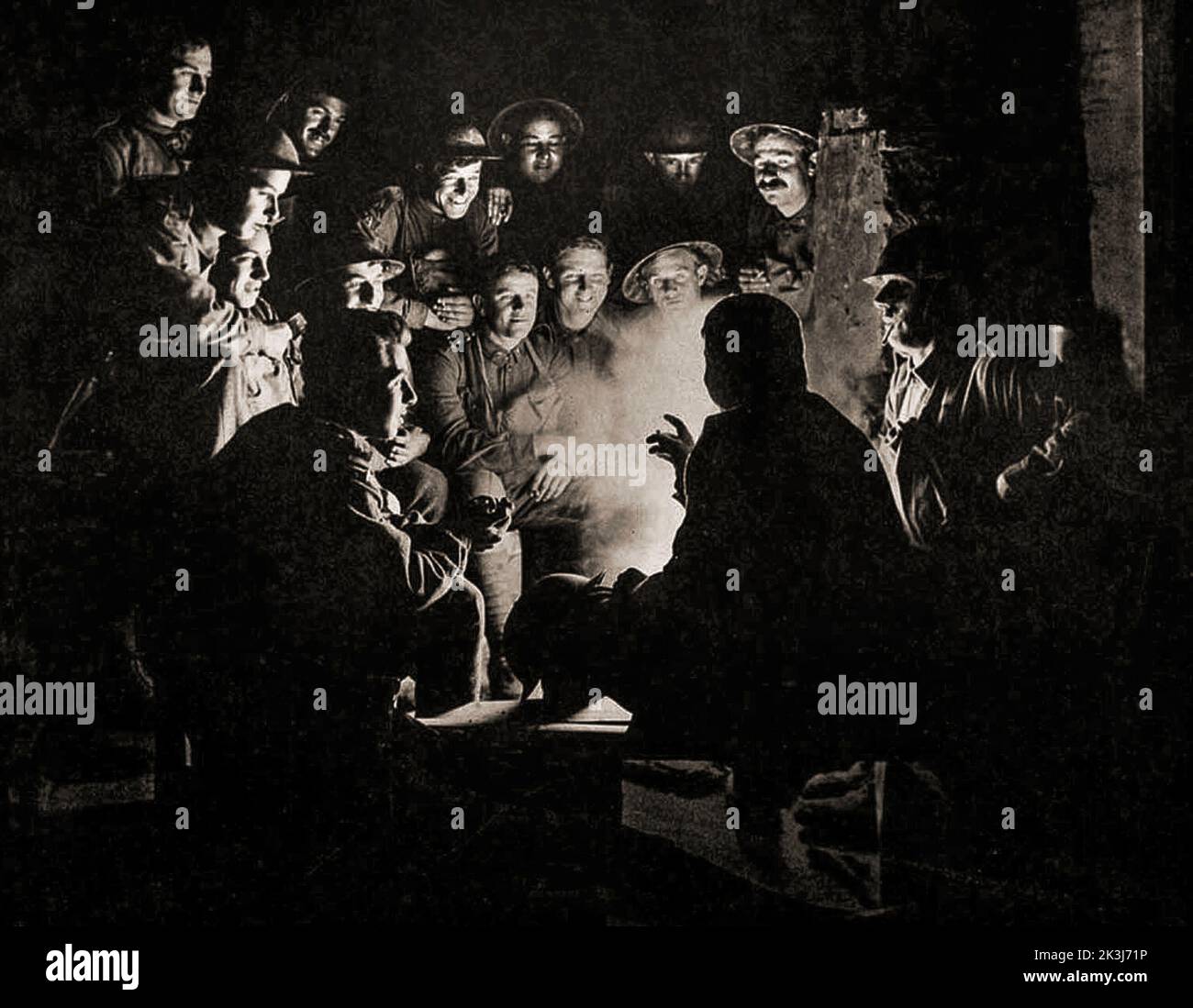 Soldaten versammeln sich in einem Dugout für eine Geschichte oder militärische Briefing in einem Dugout während der Dritten Schlacht von Ypern 1917 – die von Sir Douglas Haig entwickelt wurde, um den Passchendaele-Grat zu erobern. Foto von Frank Hurley (1885 1962), einem australischen Fotografen. Stockfoto