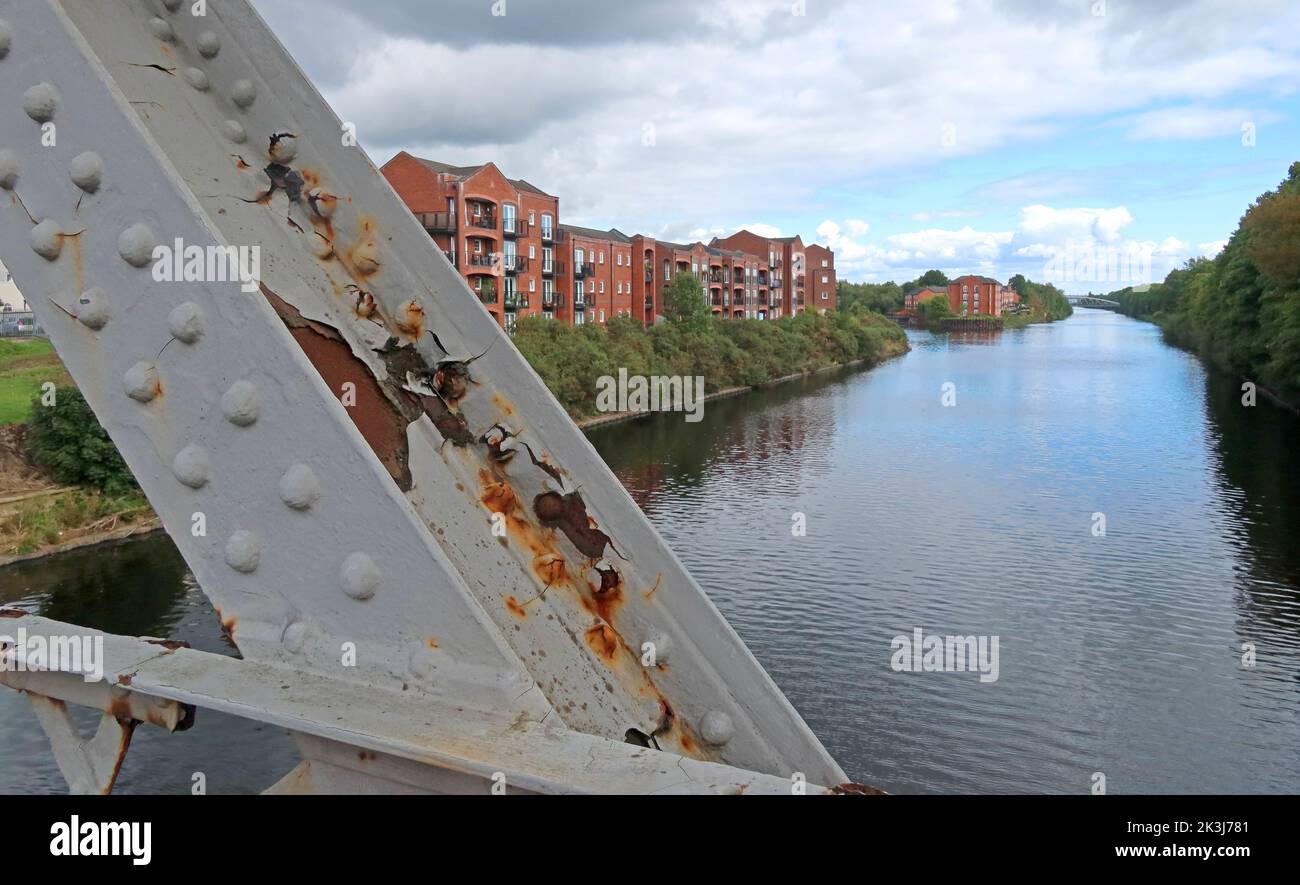 Rusty Girders, Chester Road Drehbrücke, MSC Manchester Ship Canal, mit Blick nach Osten nach Stockton Heath, Warrington, Cheshire, England, Großbritannien, WA4 6EG Stockfoto