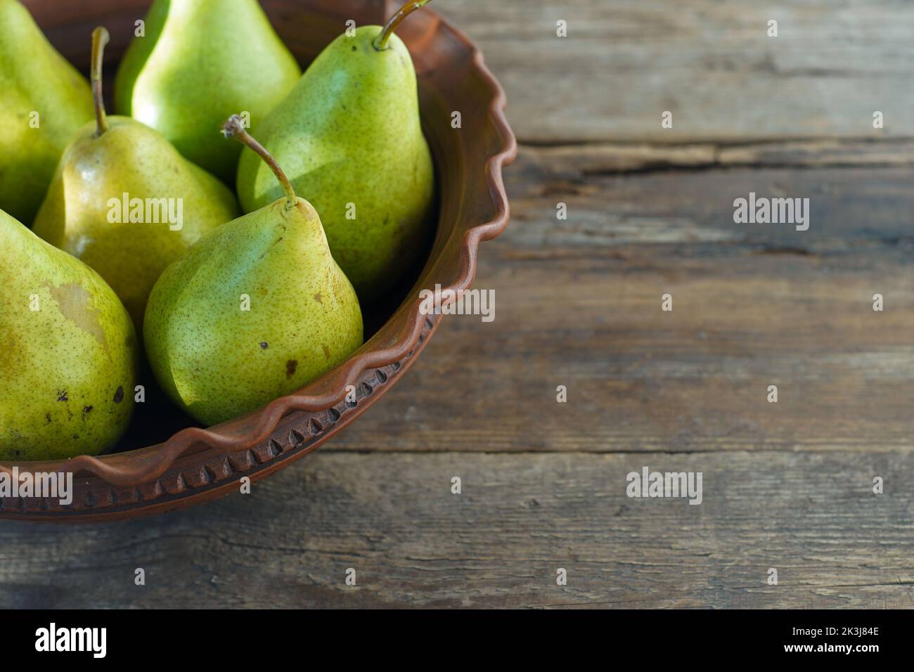 Birnen auf einem hölzernen Hintergrund. Obsternte. Stillleben im Herbst. Pear Variety Bera Konferenz. Stockfoto