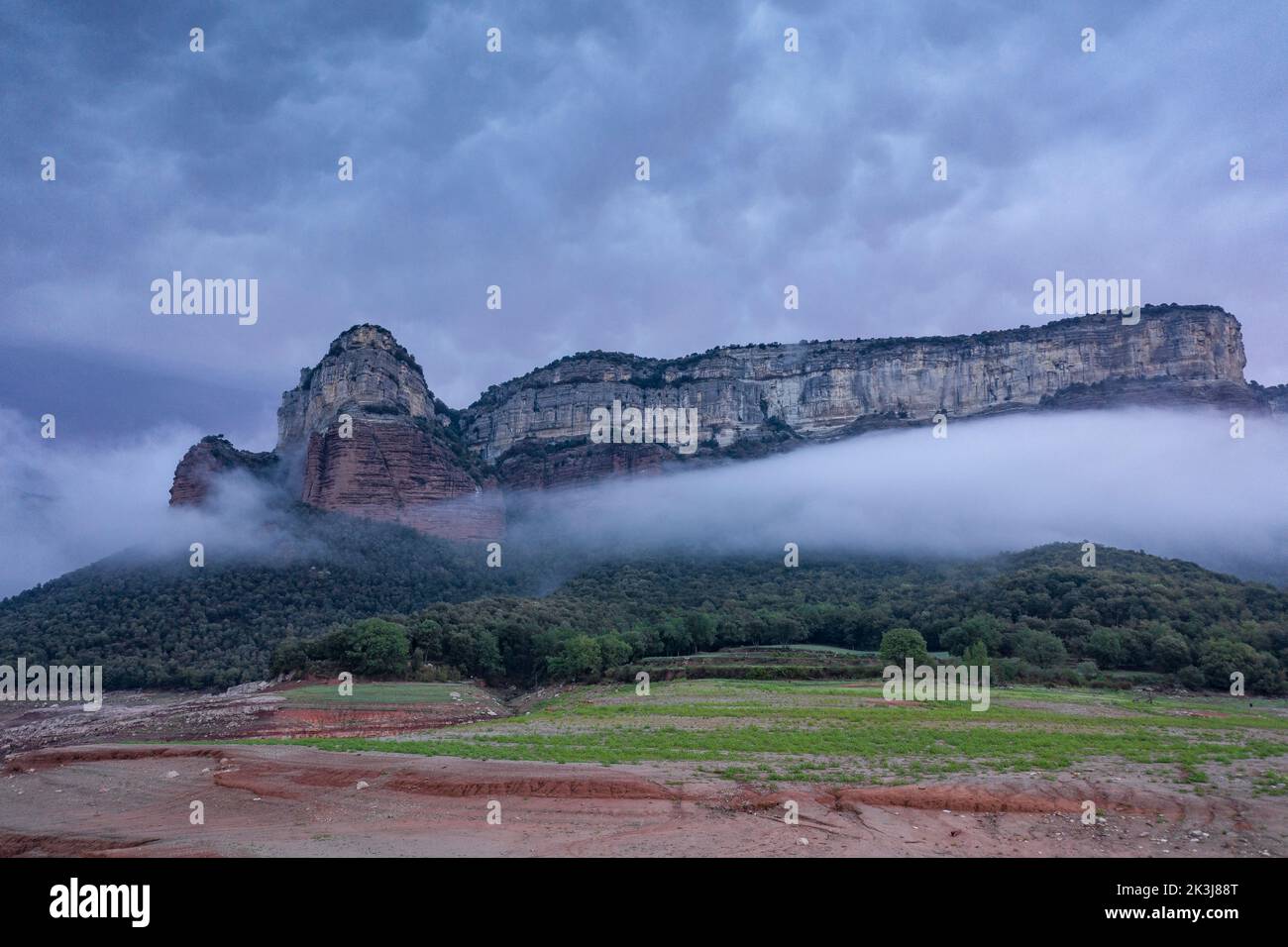 Nebel im Stausee Sau und den Klippen von Tavertet, in der Region Collsacabra (Osona, Barcelona, Katalonien, Spanien) ESP: Nieblas en el embalse de Sau Stockfoto