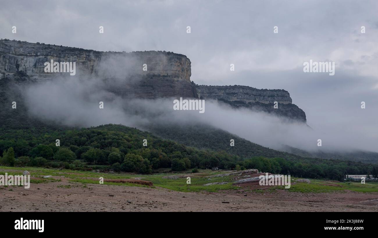 Nebel im Stausee Sau und den Klippen von Tavertet, in der Region Collsacabra (Osona, Barcelona, Katalonien, Spanien) ESP: Nieblas en el embalse de Sau Stockfoto