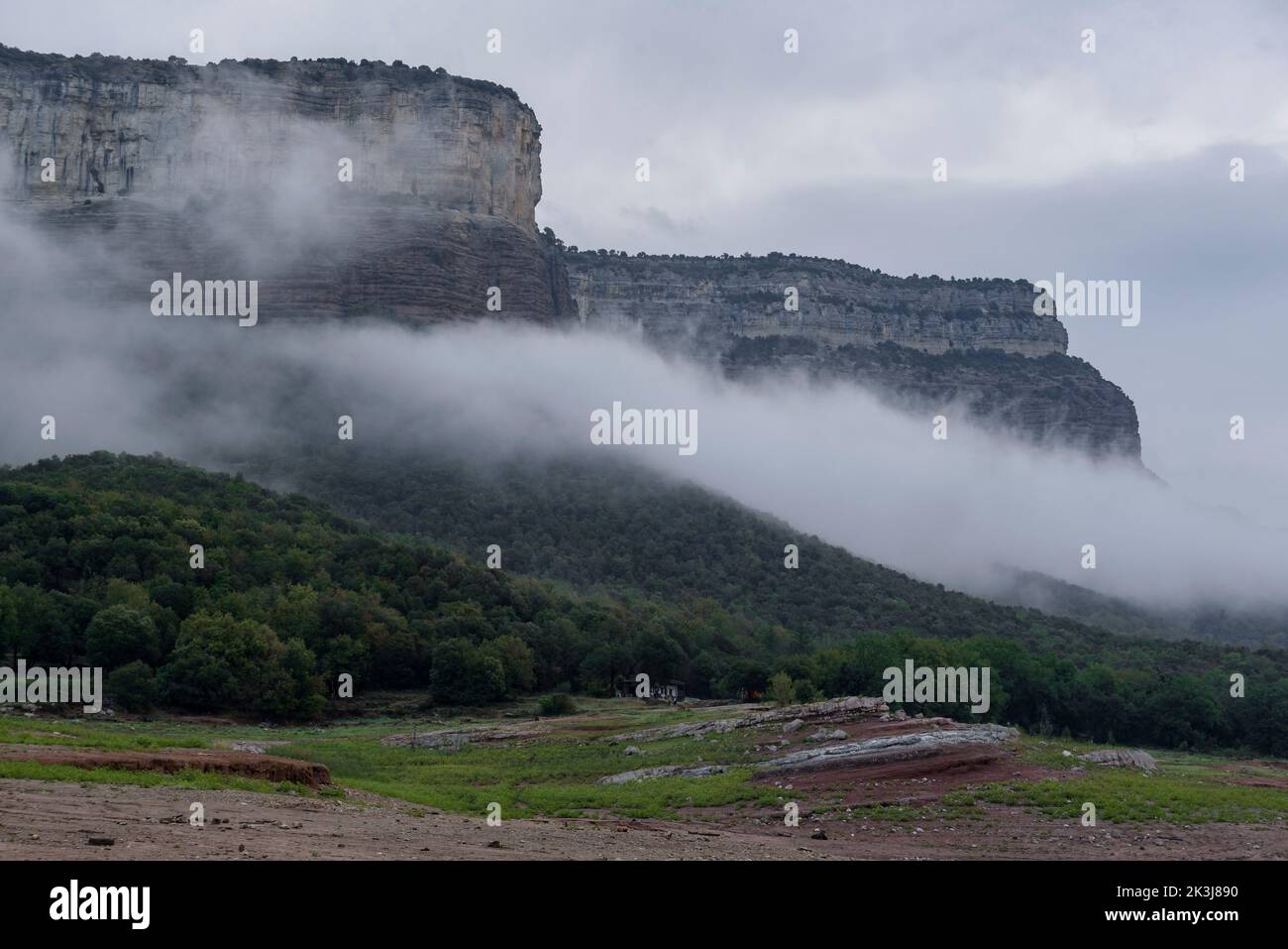 Nebel im Stausee Sau und den Klippen von Tavertet, in der Region Collsacabra (Osona, Barcelona, Katalonien, Spanien) ESP: Nieblas en el embalse de Sau Stockfoto