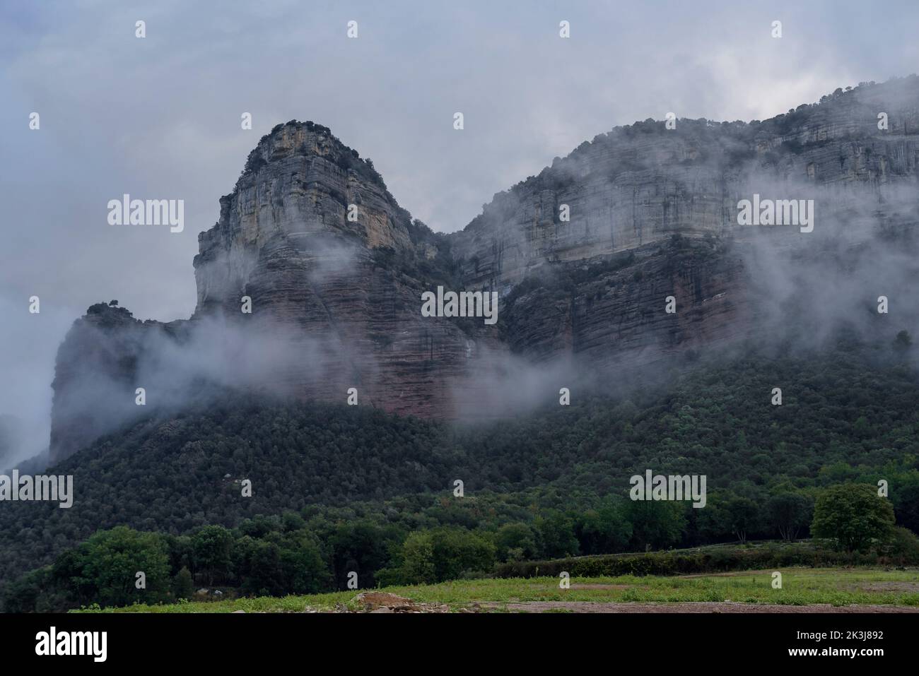 Nebel im Stausee Sau und den Klippen von Tavertet, in der Region Collsacabra (Osona, Barcelona, Katalonien, Spanien) ESP: Nieblas en el embalse de Sau Stockfoto