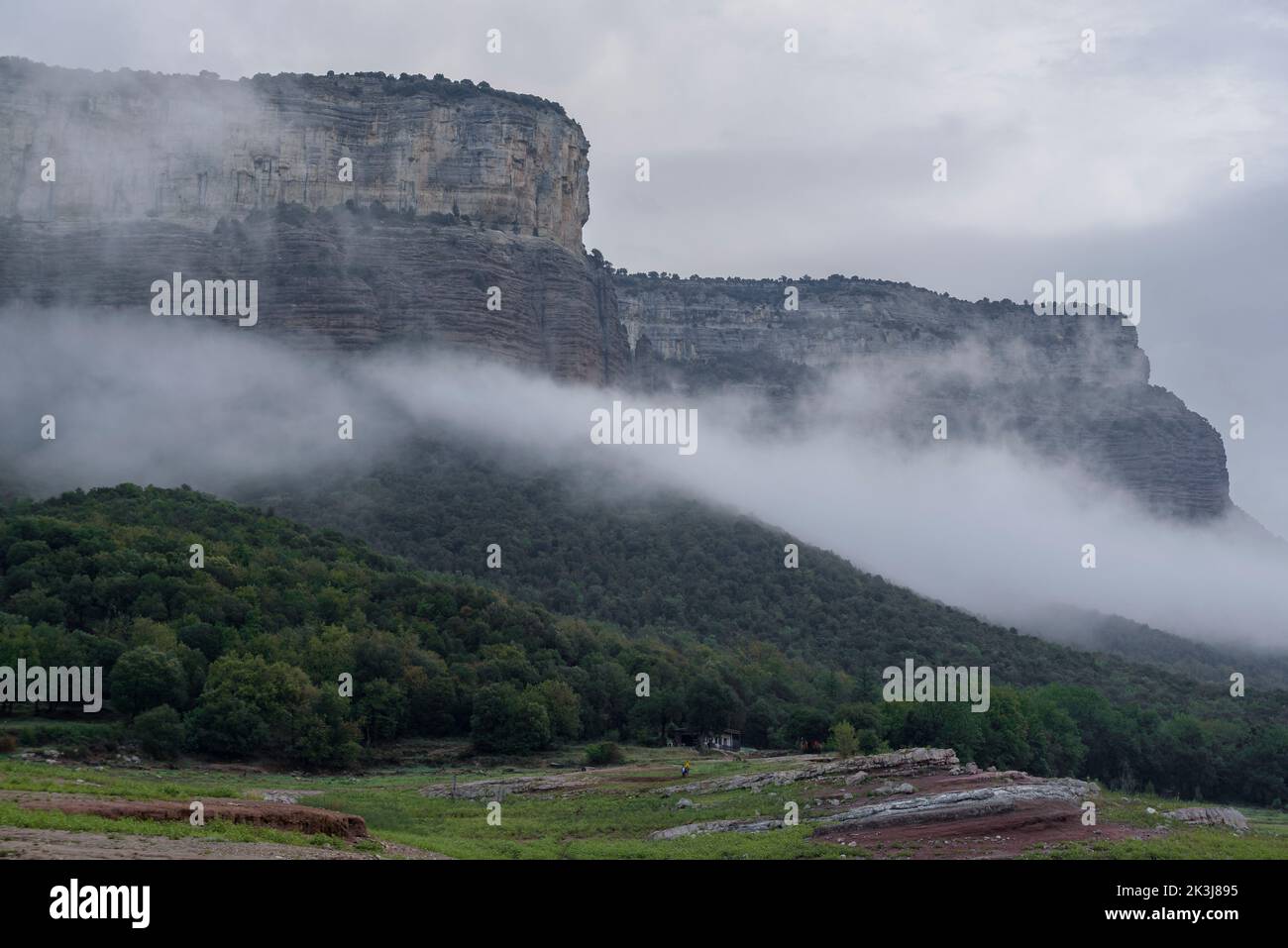 Nebel im Stausee Sau und den Klippen von Tavertet, in der Region Collsacabra (Osona, Barcelona, Katalonien, Spanien) ESP: Nieblas en el embalse de Sau Stockfoto