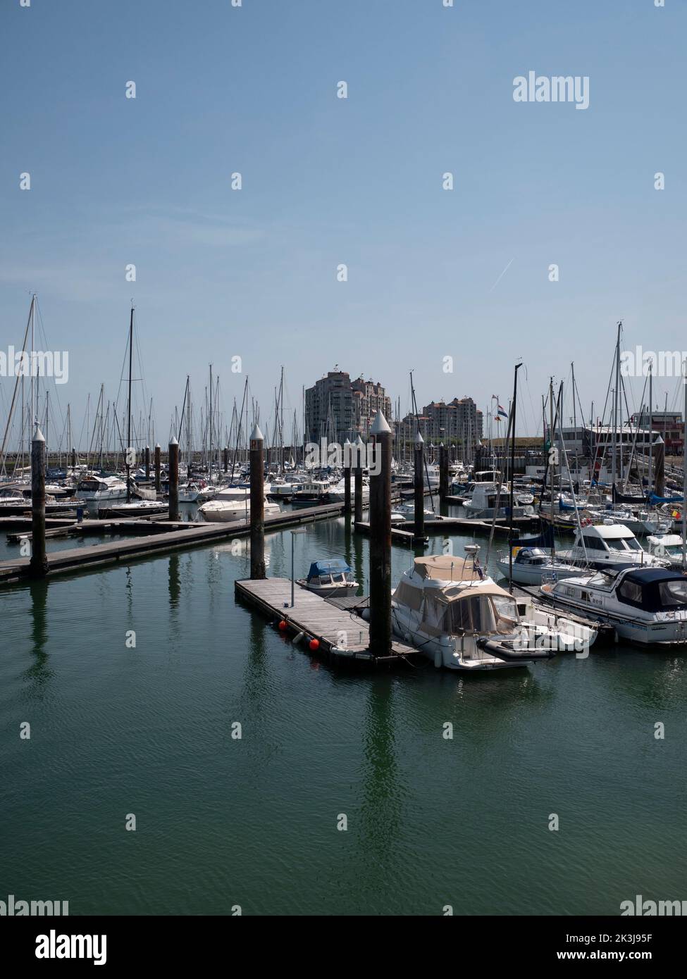 Breskens, Niederlande, 18. Juli 2022, Vertikales Landschaftsfoto von Sportbooten und Yachten im Hafen von Breskens Stockfoto