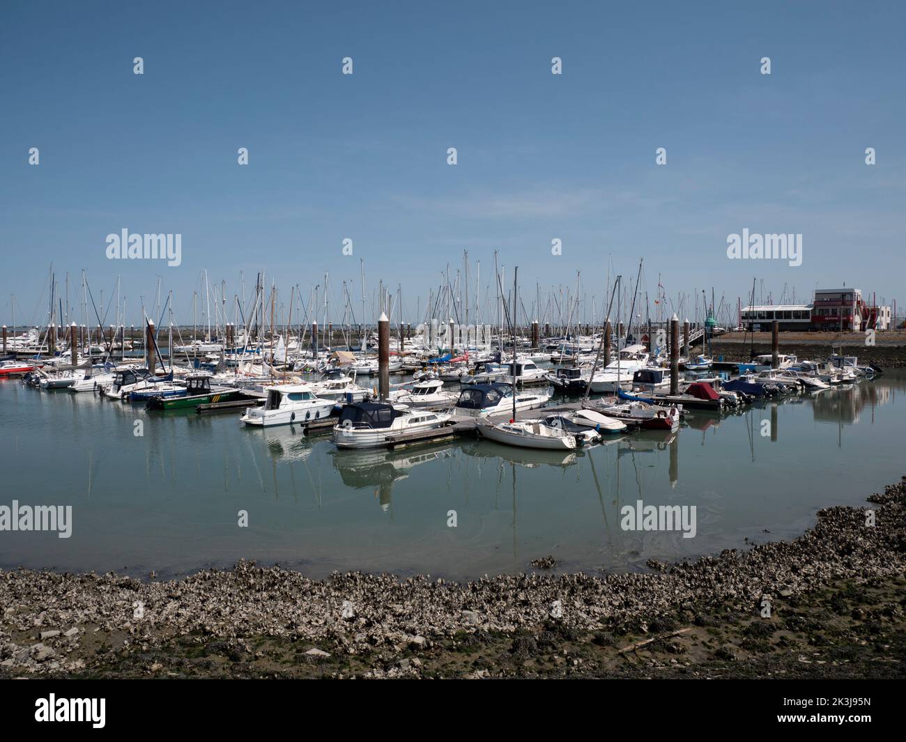 Breskens, Niederlande, 18. Juli 2022, Landschaftsfoto von Sportbooten und Yachten im Hafen von Breskens Stockfoto