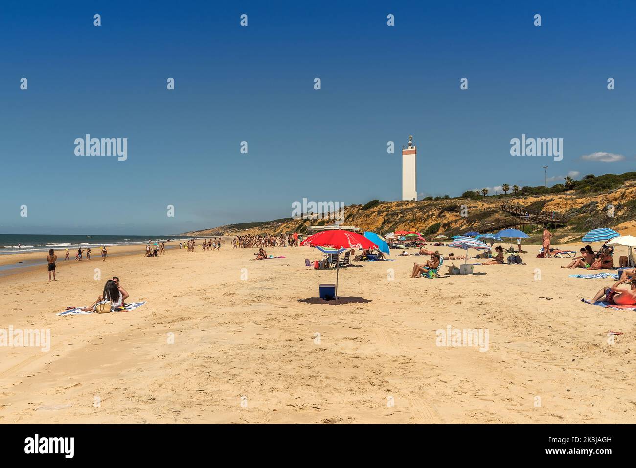 Touristen am Strand von Matalascanas, Andalusien, Spanien Stockfoto